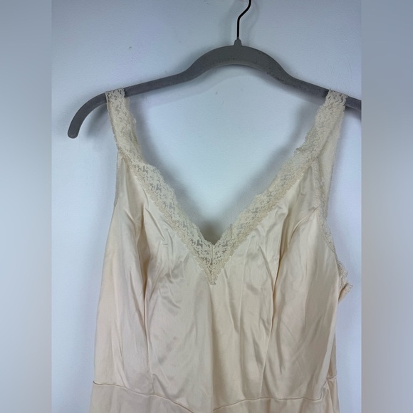 Vintage Kaiser Ivory Lace Trim Slip, size 36S - Picture 4 of 10